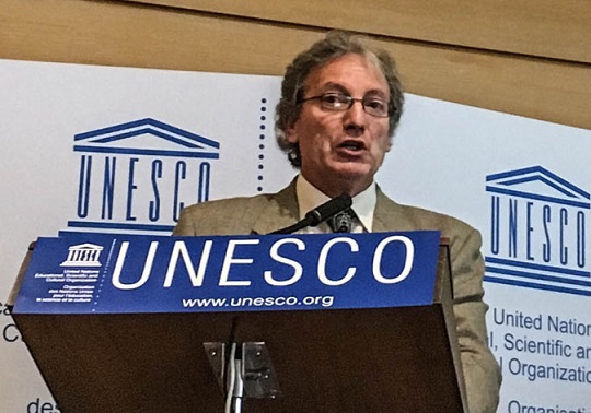 El profesor Ignacio Valenzuela ante el Consejo Mundial de la UNESCO en París.